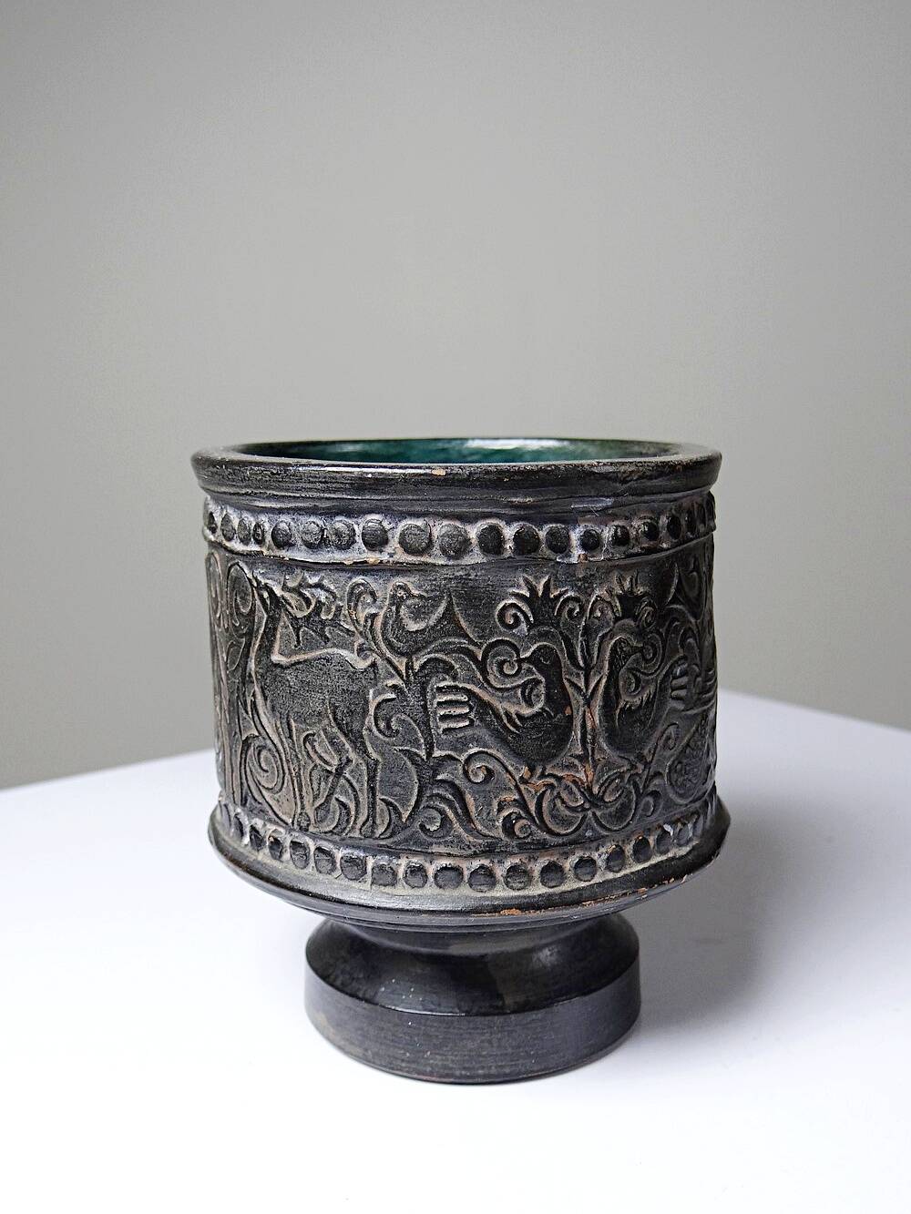 Small Greek pot in black terracotta with animal decoration, craftsmanship from 1960-80.