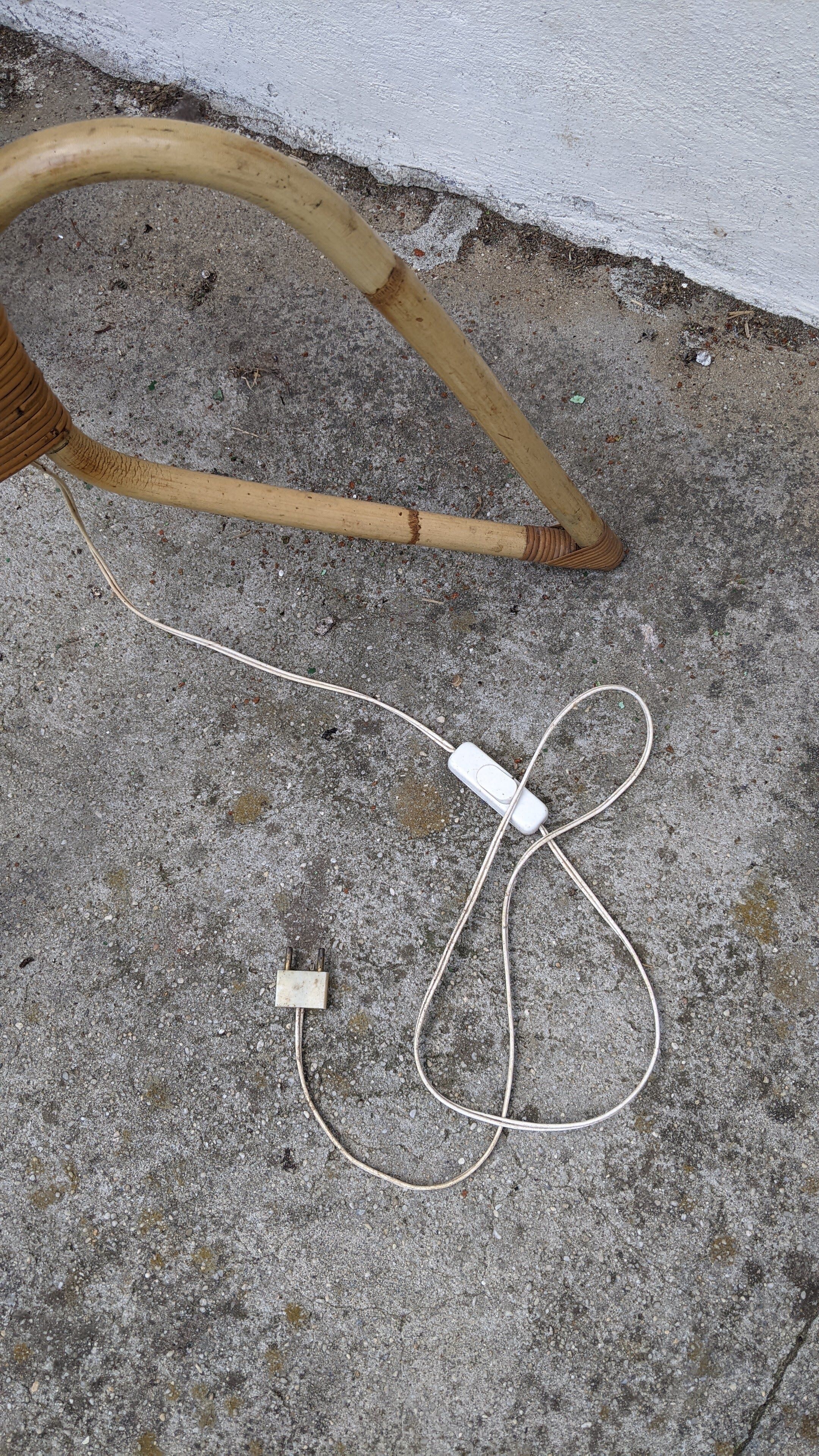 Floor lamp with vintage rattan lampshade