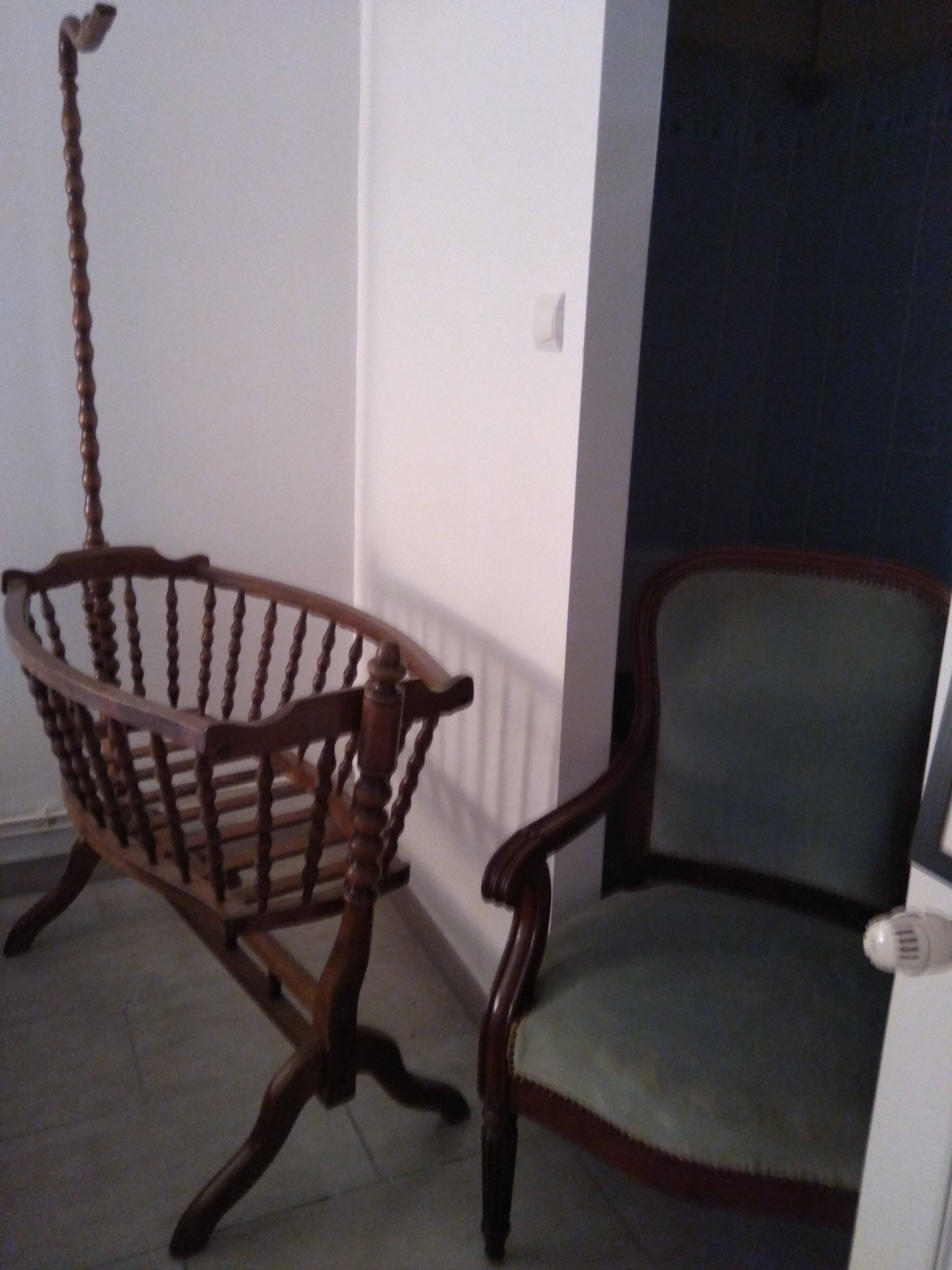 Antique swan neck cradle in very good condition.