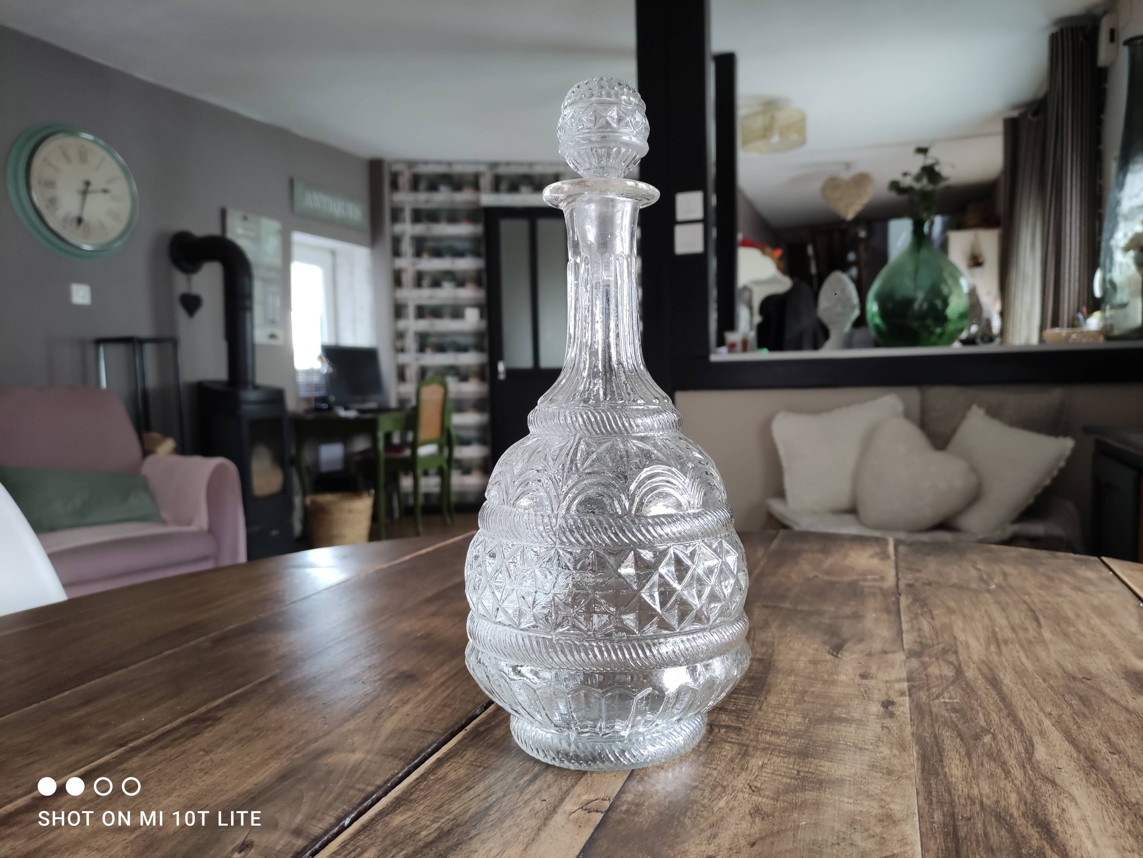 Round molded glass decanter with cap