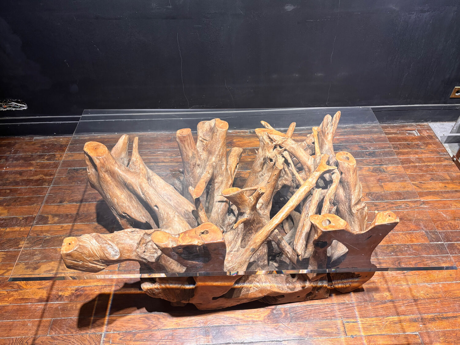 Design coffee table in driftwood and glass – Unique and natural piece
