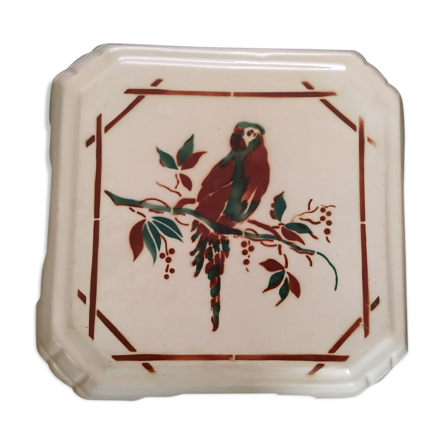 Ceramic dish mat with parrot decoration