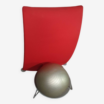 Fauteuil boule italien moderne rouge bordeaux San Siro conçu par Fabrizio Ballardini, 1995