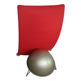 Fauteuil boule italien moderne rouge bordeaux San Siro conçu par Fabrizio Ballardini, 1995