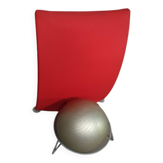 Fauteuil boule italien moderne rouge bordeaux San Siro conçu par Fabrizio Ballardini, 1995