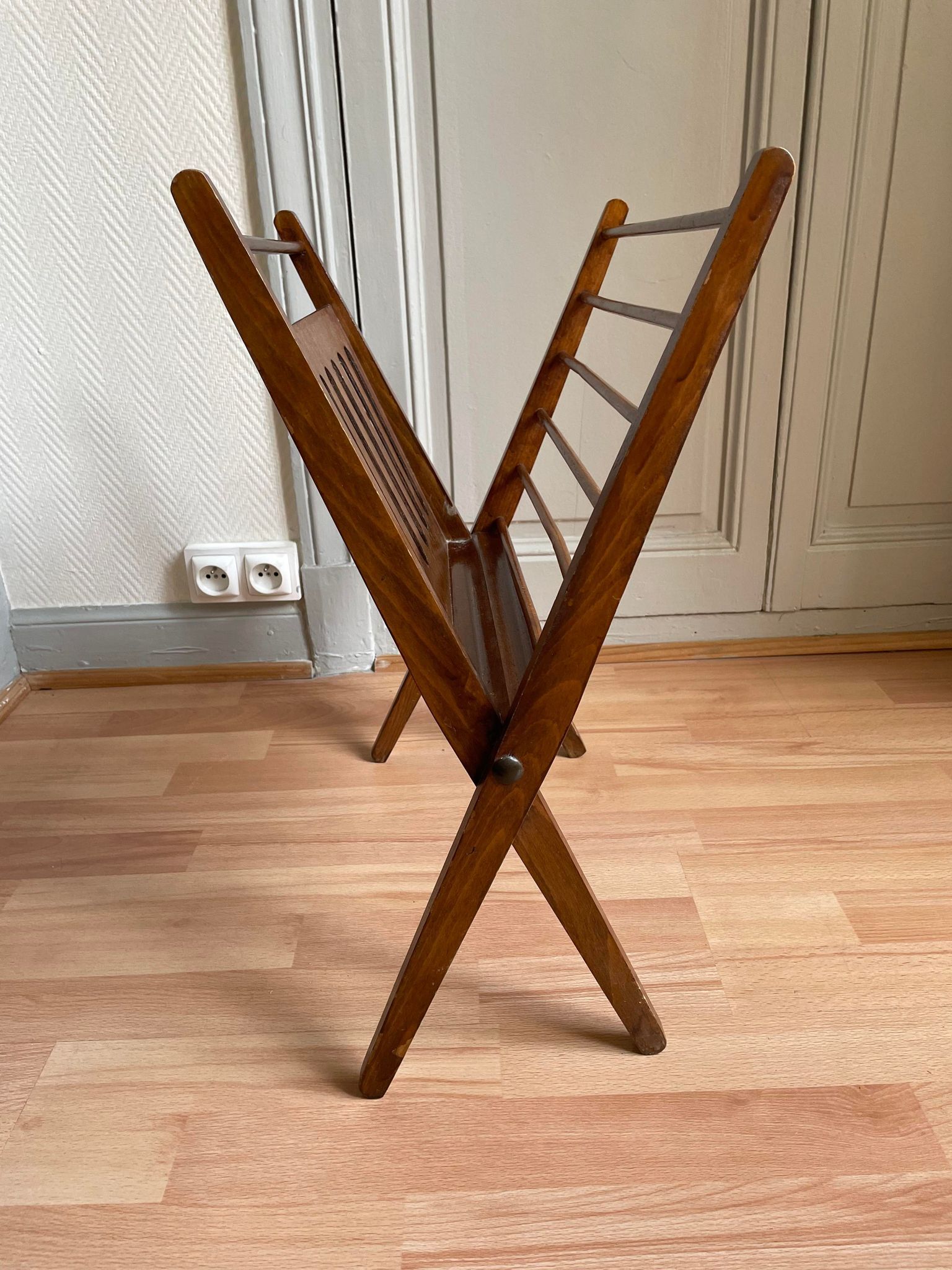 Foldable Scandinavian magazine holder