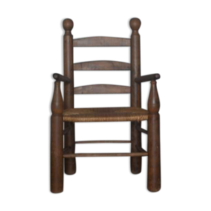 Fauteuil paillé dans