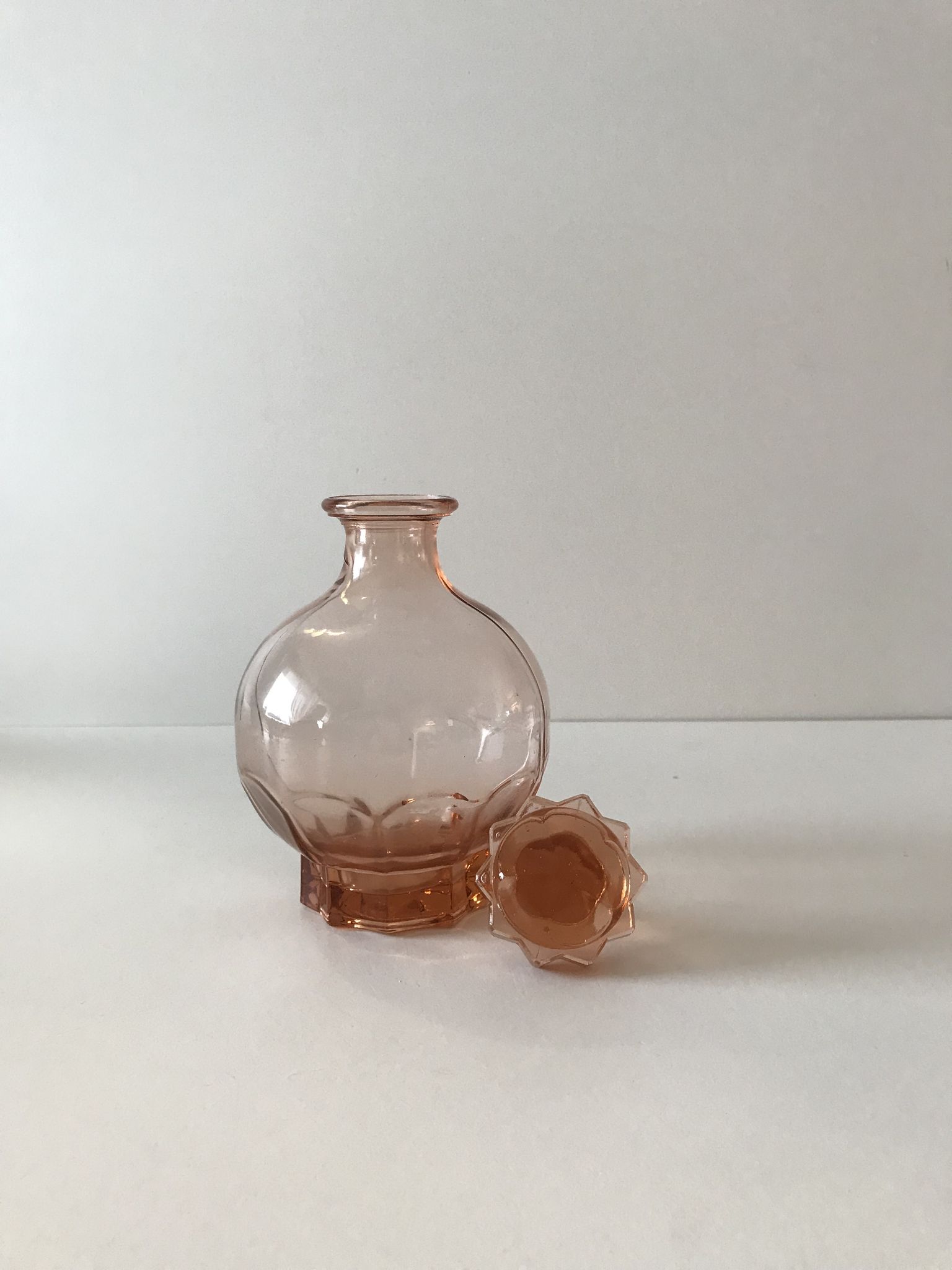 Carafe en verre rose