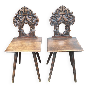 Pair of Alsatian chairs from the late 18th century with carved backs.