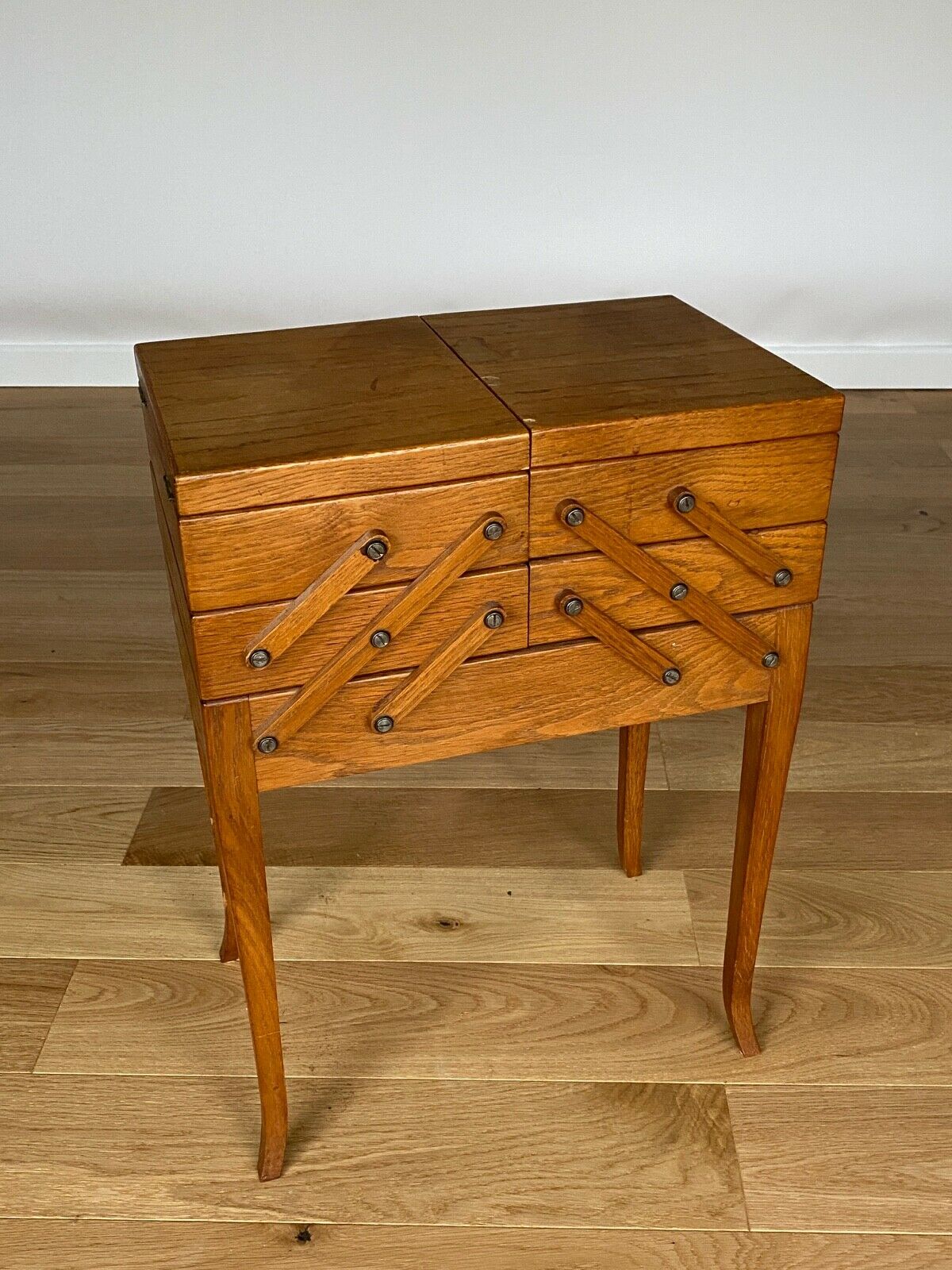 Sewing worker with xx th drawer system 4 feet