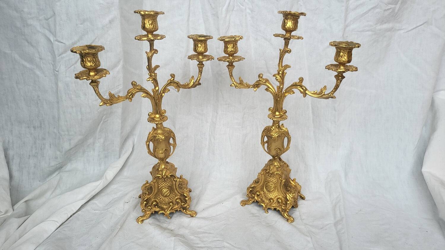 Paire de candélabres anciens en régule doré – style Louis XV – 41 cm