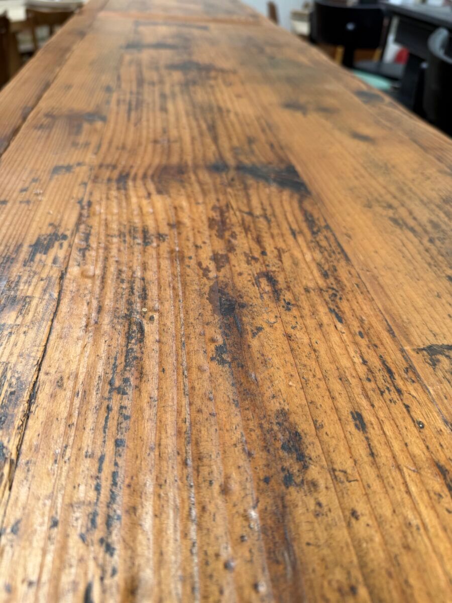 Buffet brutaliste en vieux sapin