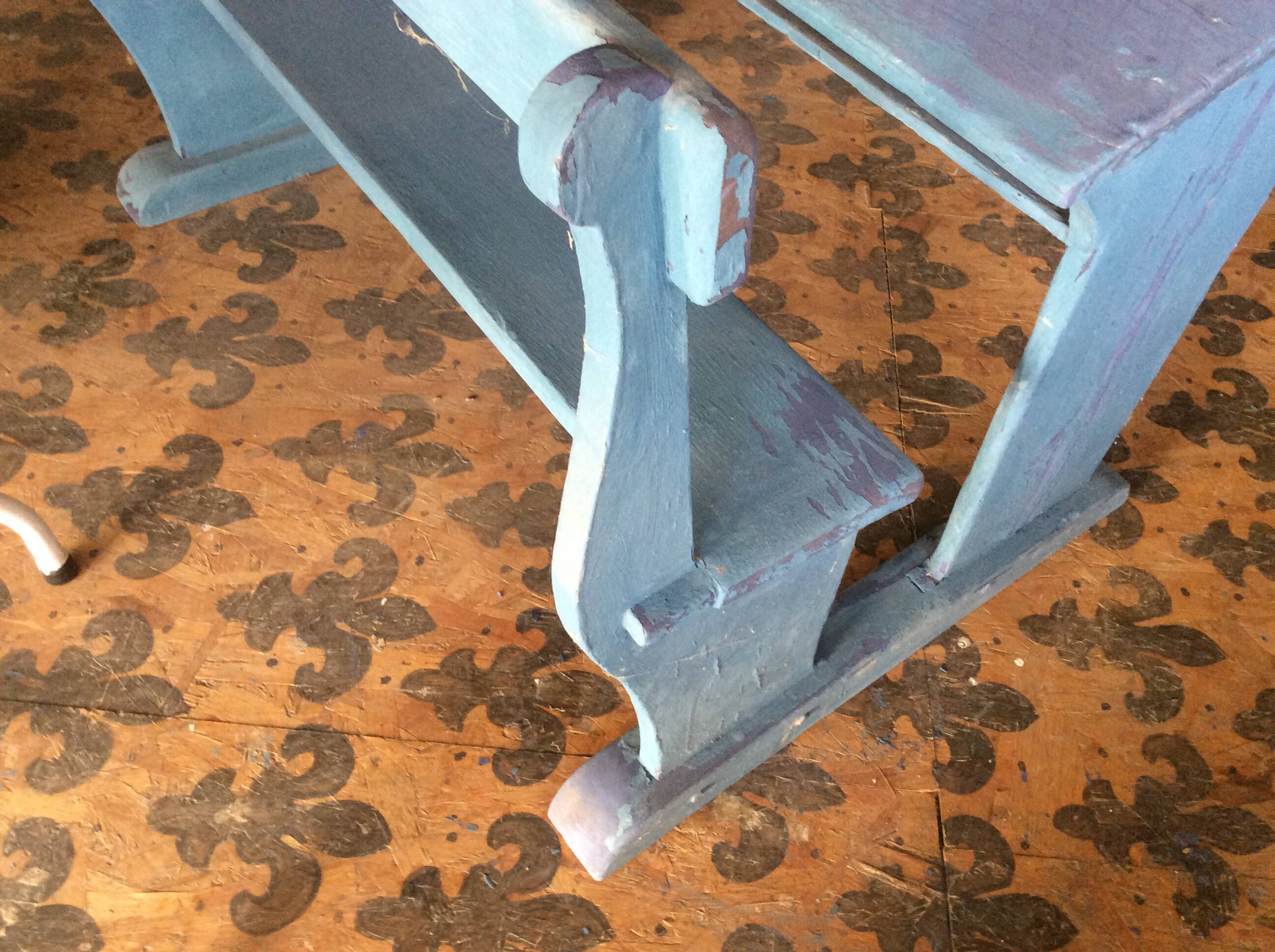 School bench early 900