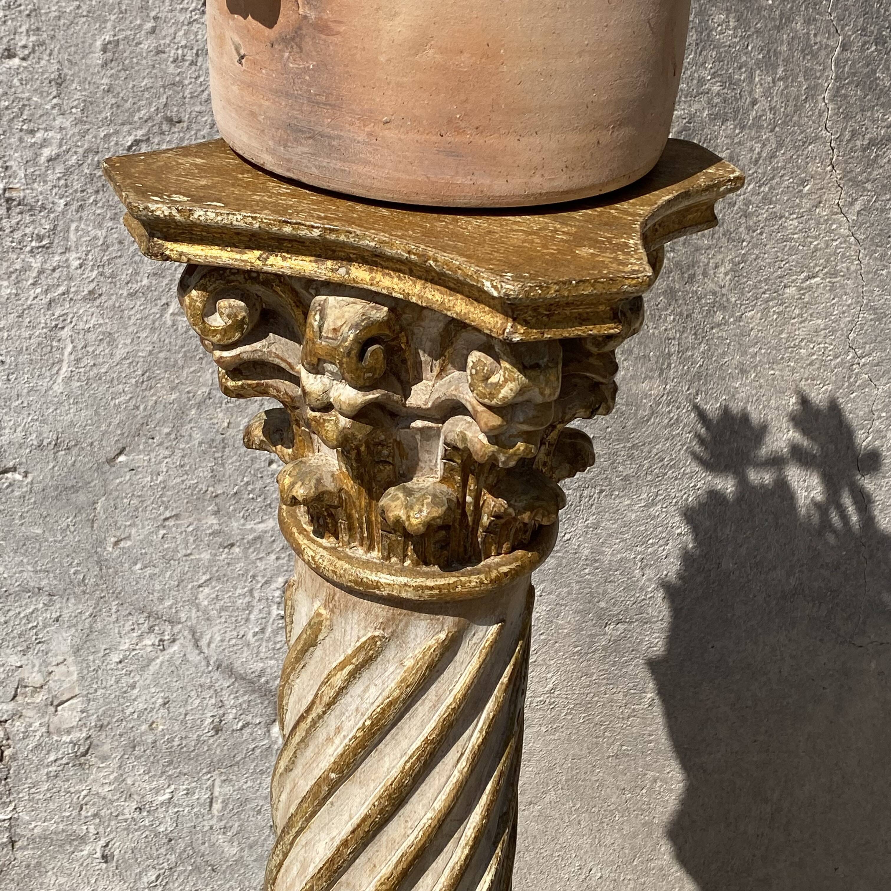 Wooden column in Corinthian style with gilding.
