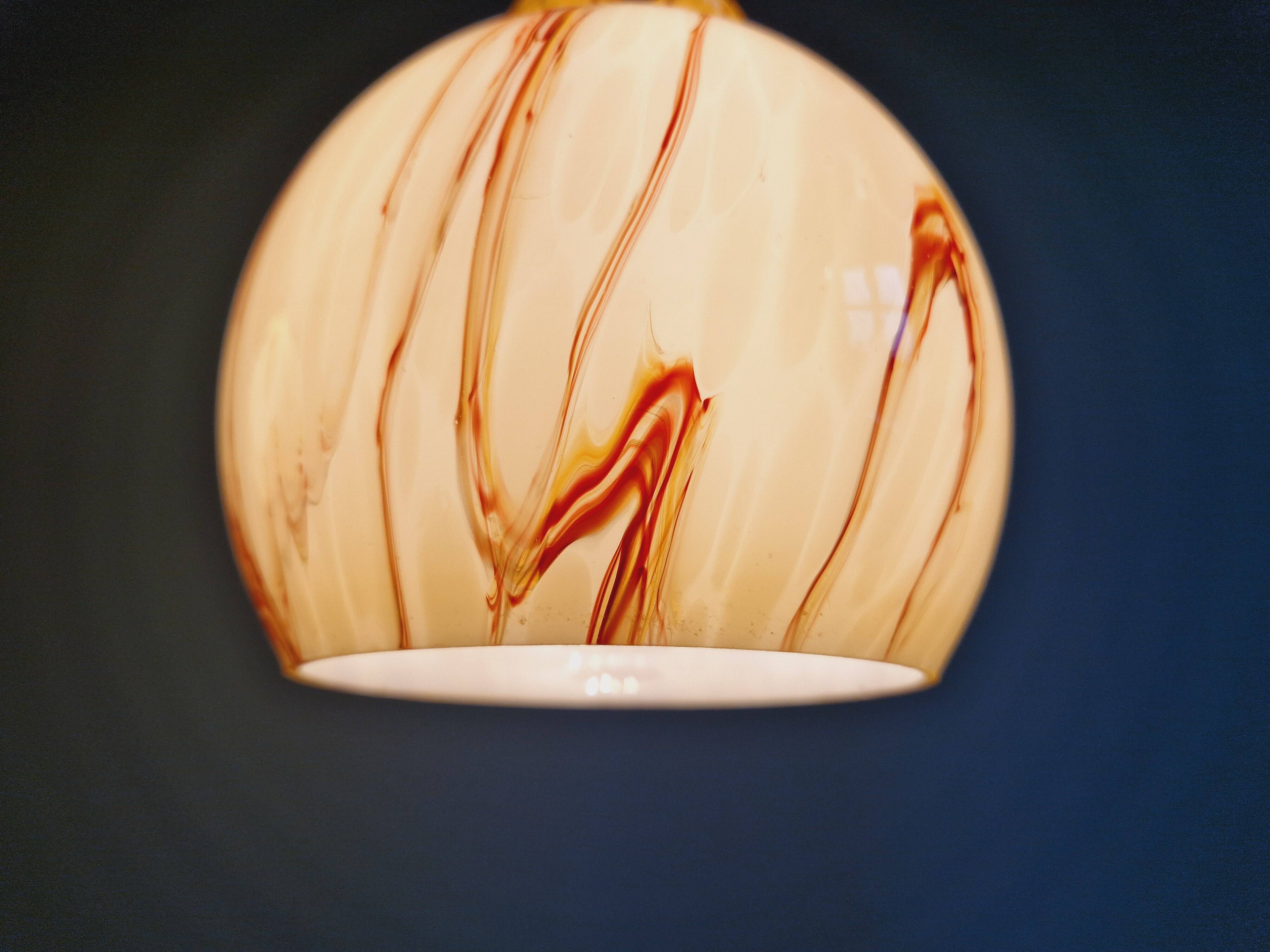 Duo de suspensions Art Déco en opaline marbrée, années 1920-30
