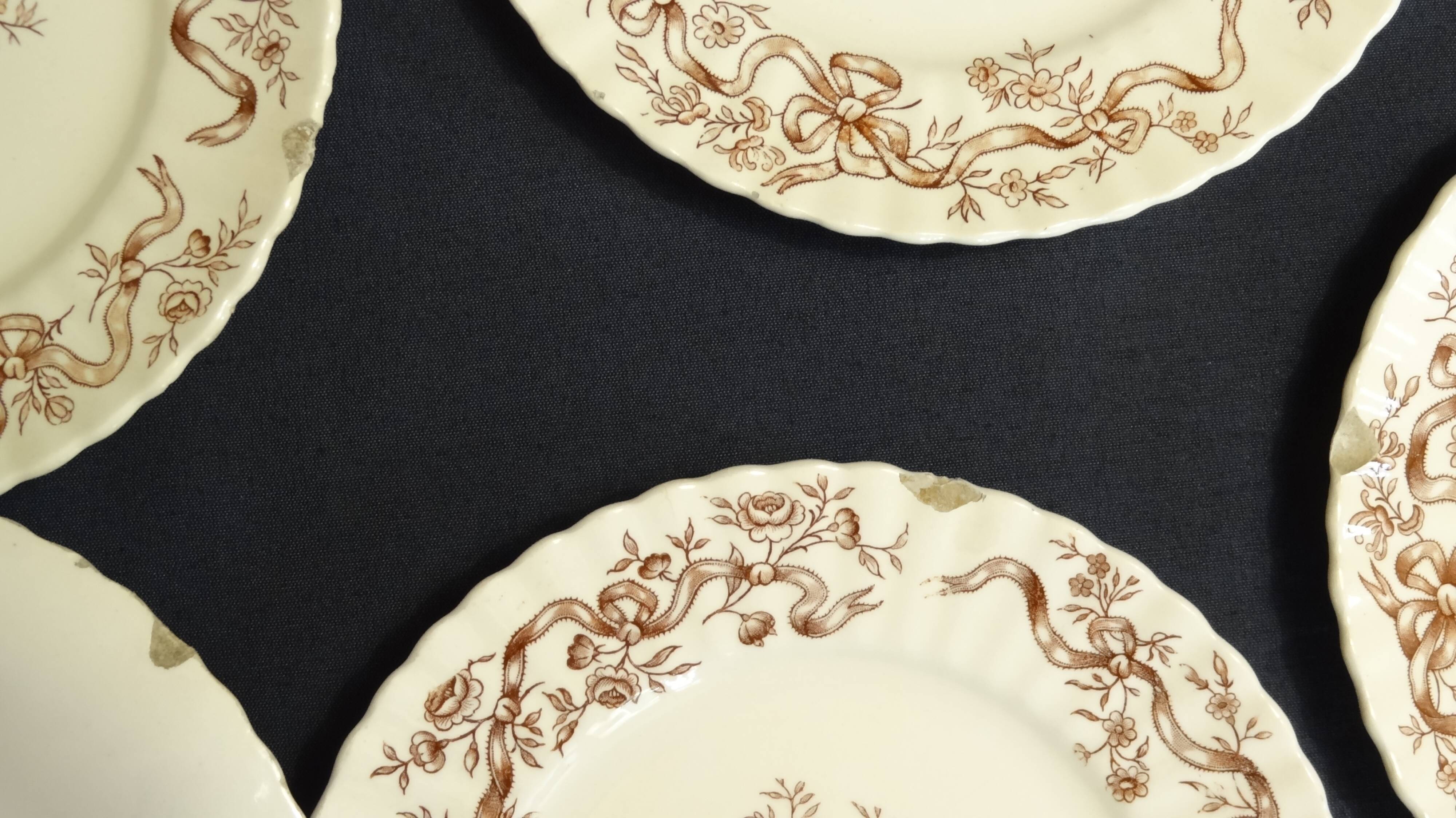 12 assiettes à dessert en faïence terre de fer, modèle rubans de chez longchamp