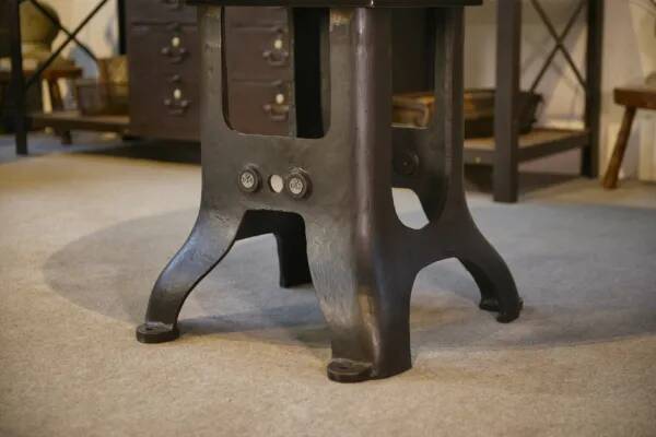 Table touret industrielle piètement en fonte 1950’s