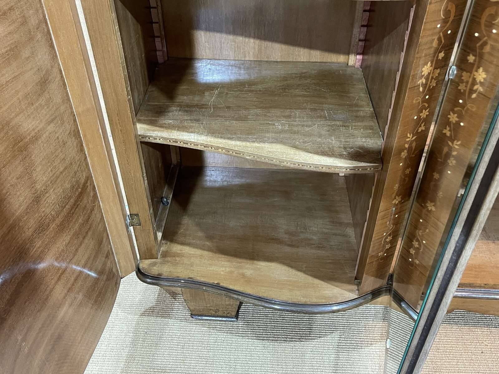 Armoire de chambre Art déco en loupe de noyer, travail des années 1940