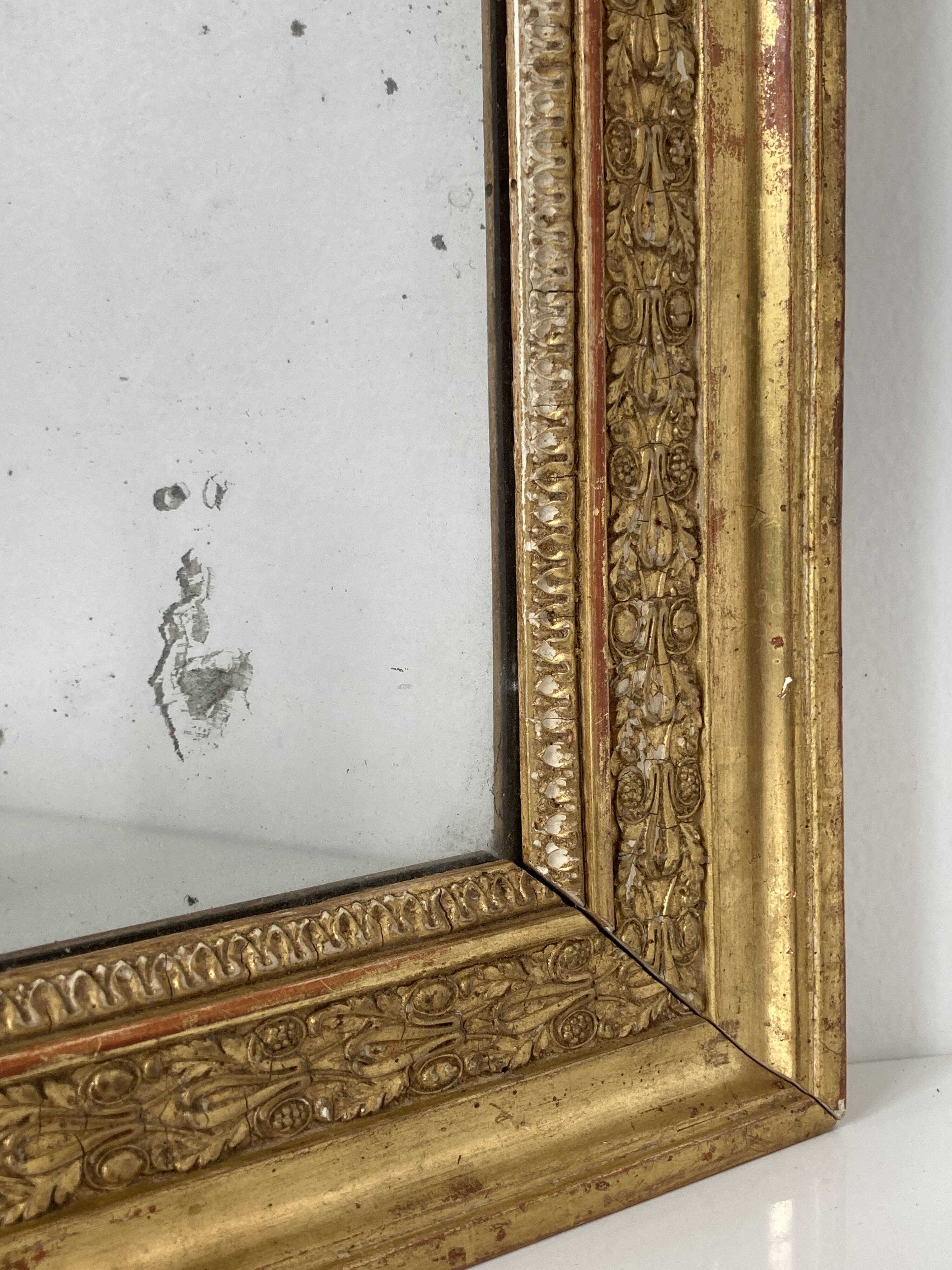 Petit miroir en bois stuqué et doré d’époque Restauration