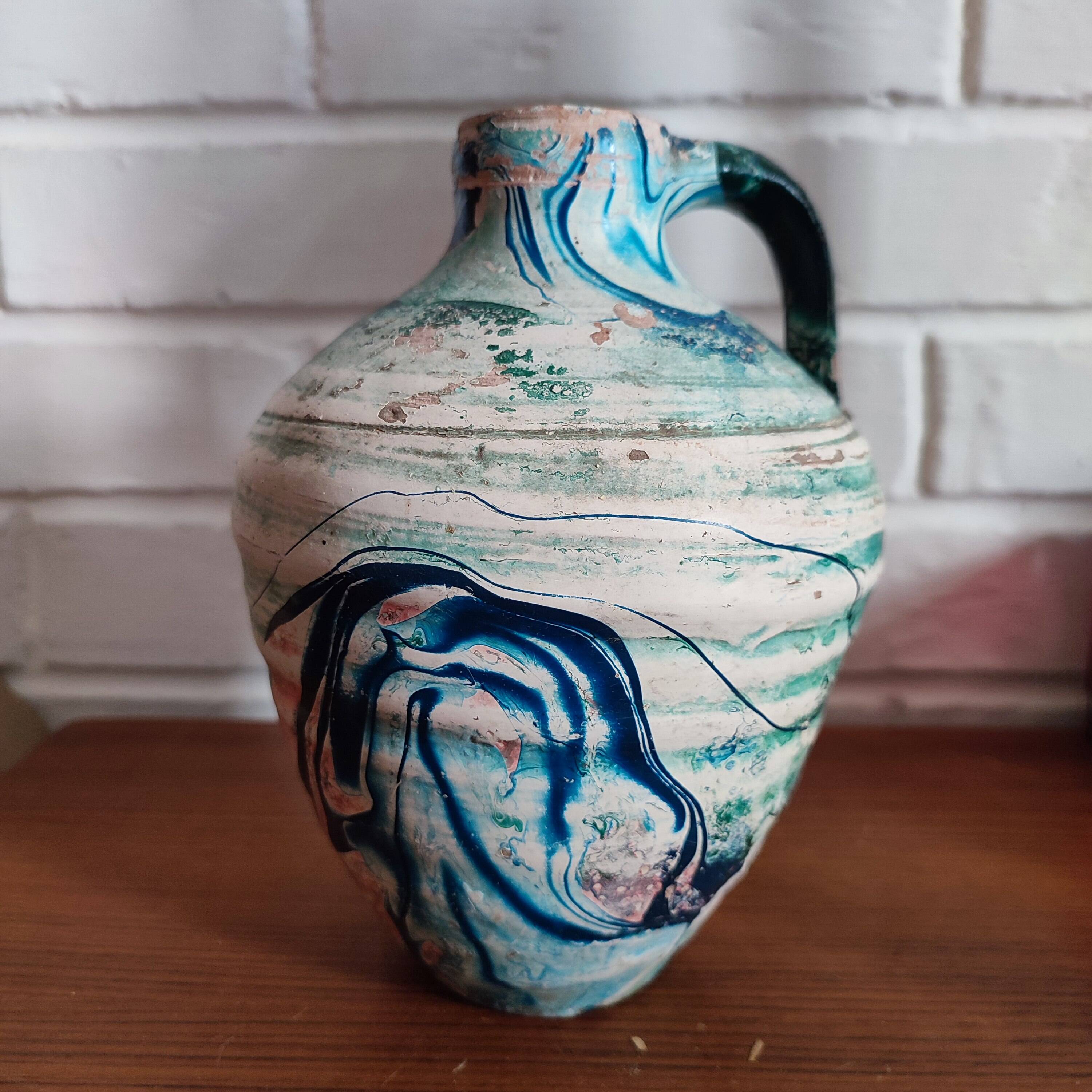Vase en terre cuite à finition marbrée