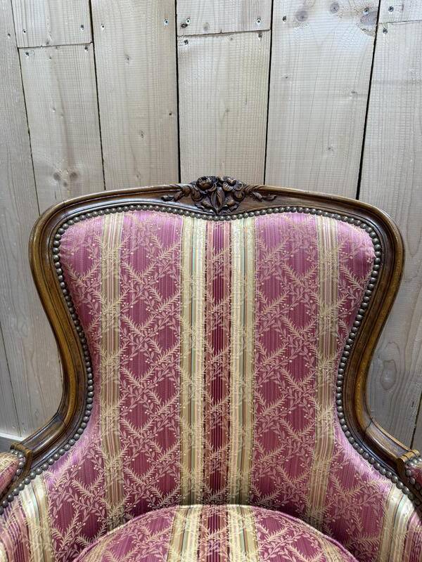 Paire de fauteuils - bergères de style Louis XV en soierie