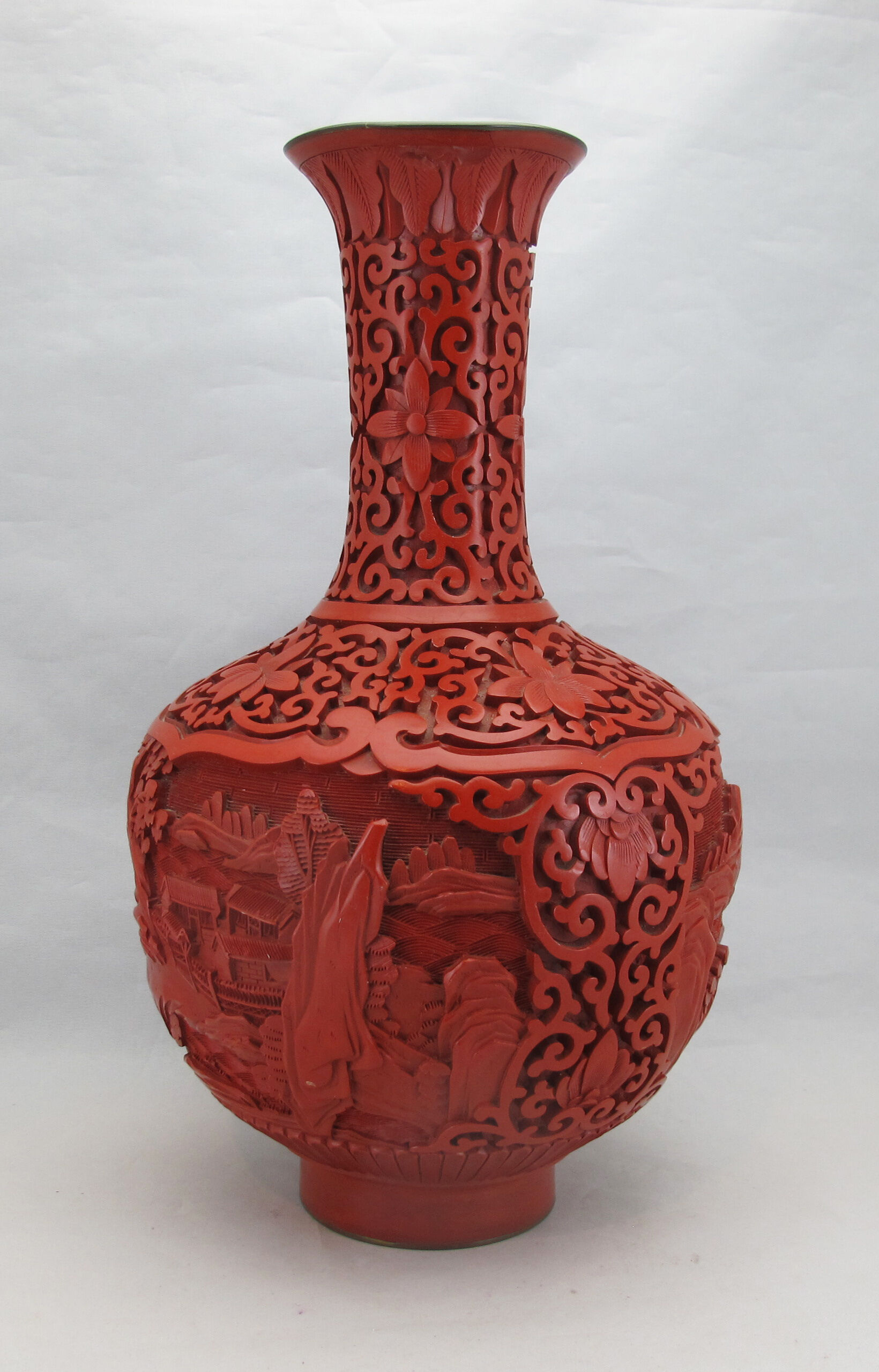 Chinese vase in red lacquer