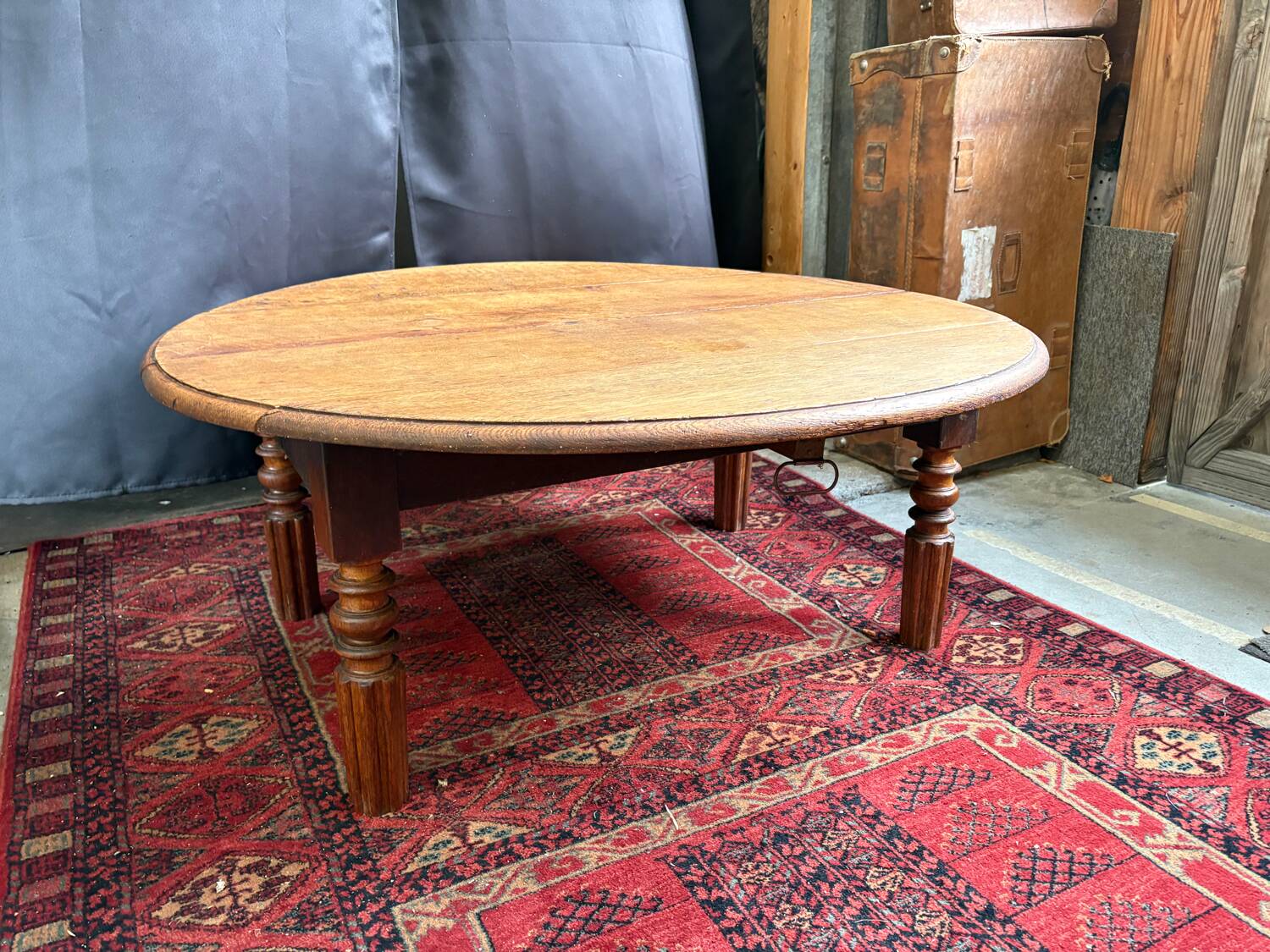 Round oak coffee table with drop leaves and turned legs