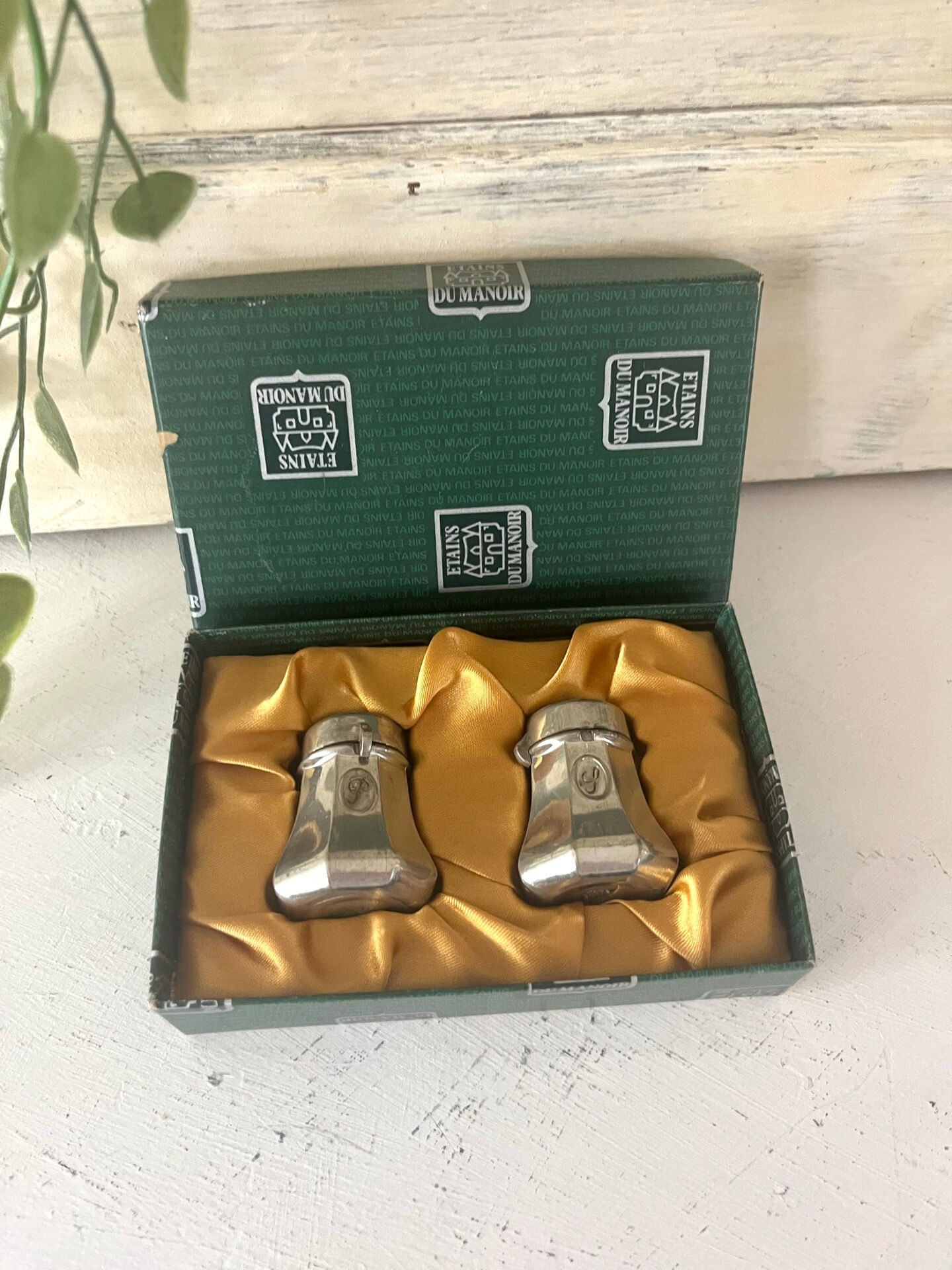 French pewter salt and pepper shakers set Etains du Manoir with origin
