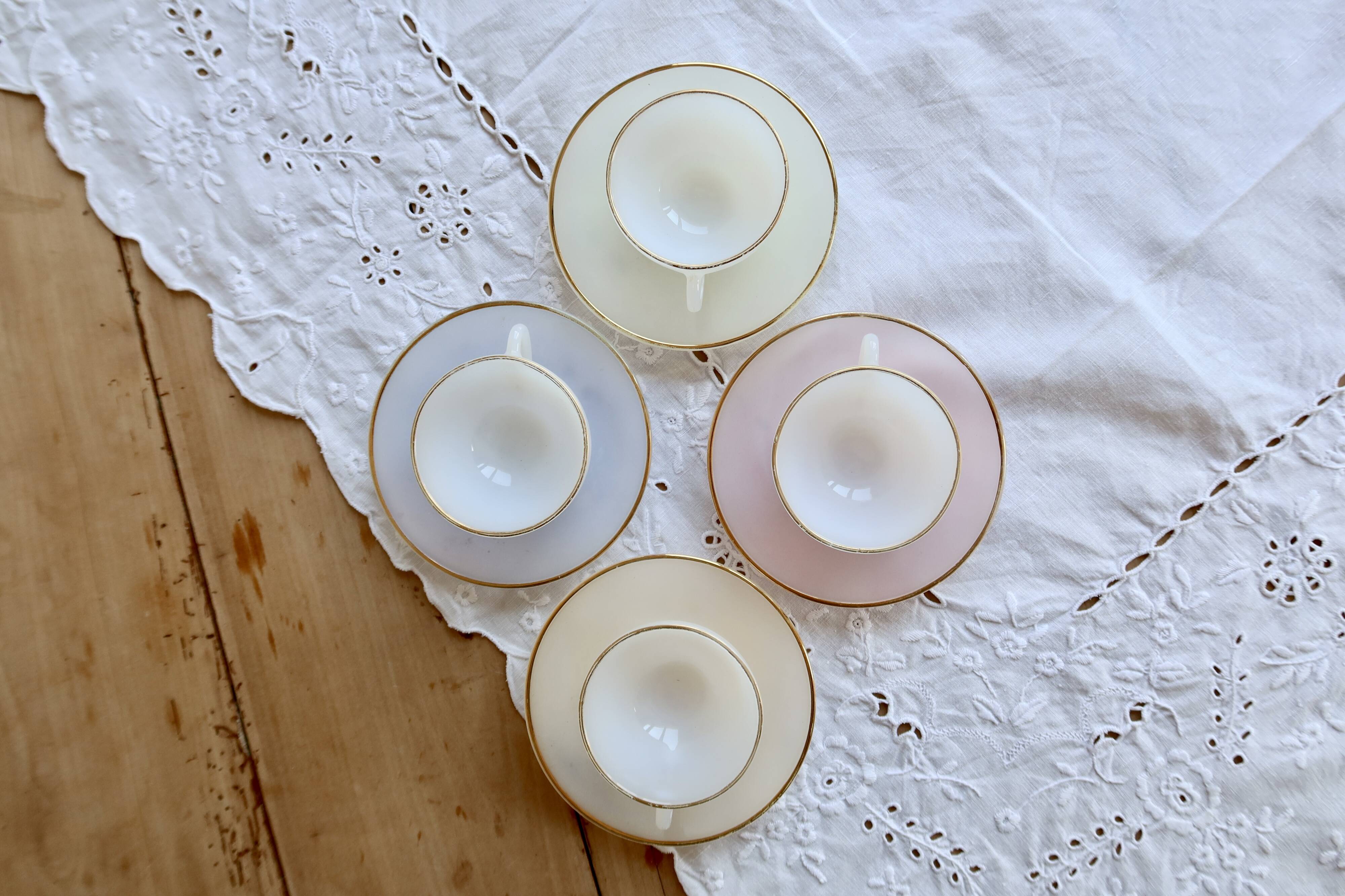 4 vintage Arcopal Arlequin coffee cups - 1960s - Pastel and gold trim