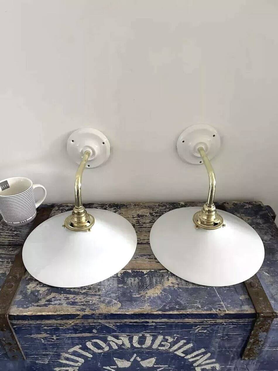 Paire d’appliques murales en opaline blanche