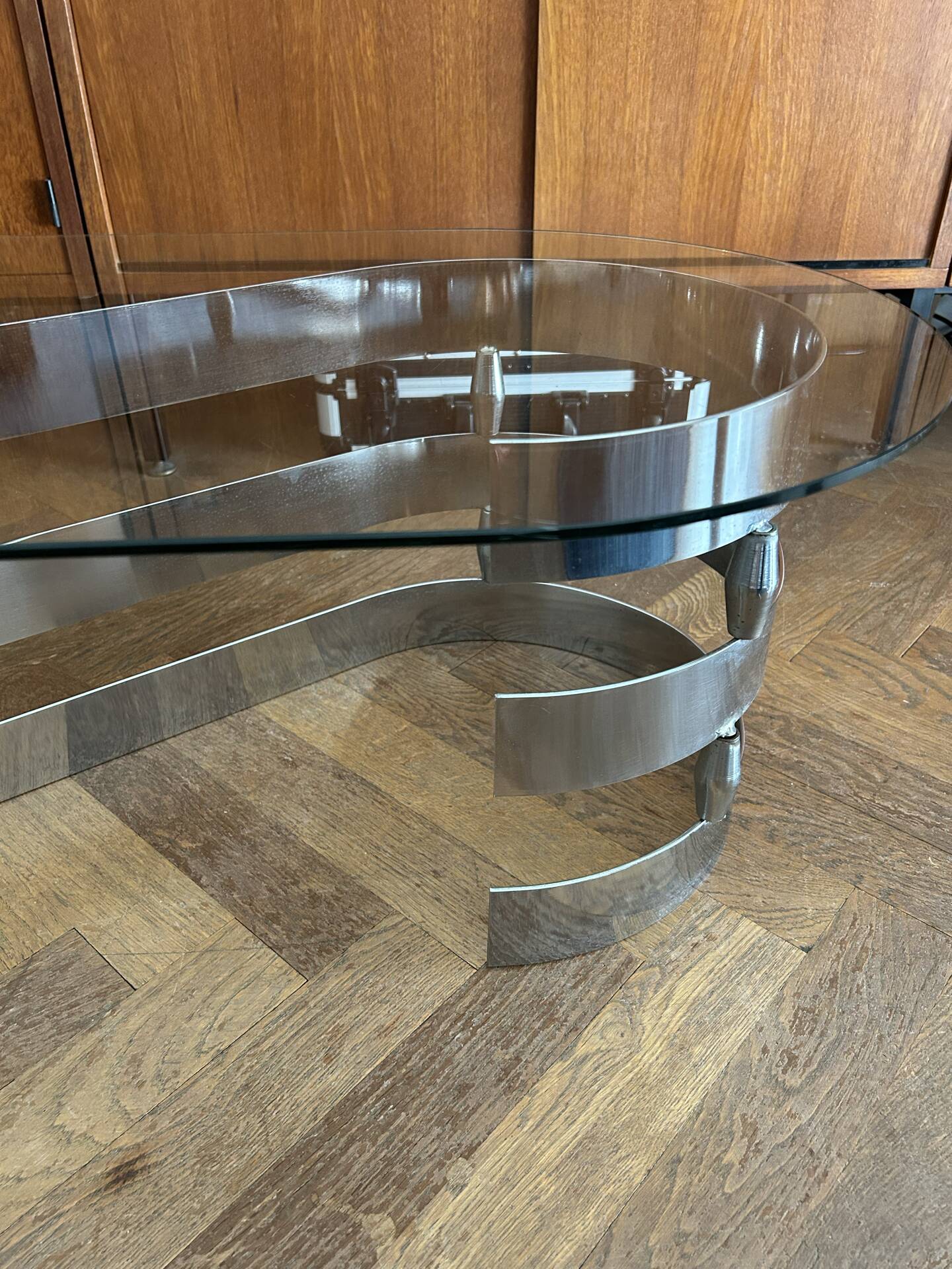 Table basse ovale design années 70 en verre et pieds chromé « S »