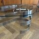 Table basse ovale design années 70 en verre et pieds chromé « S »