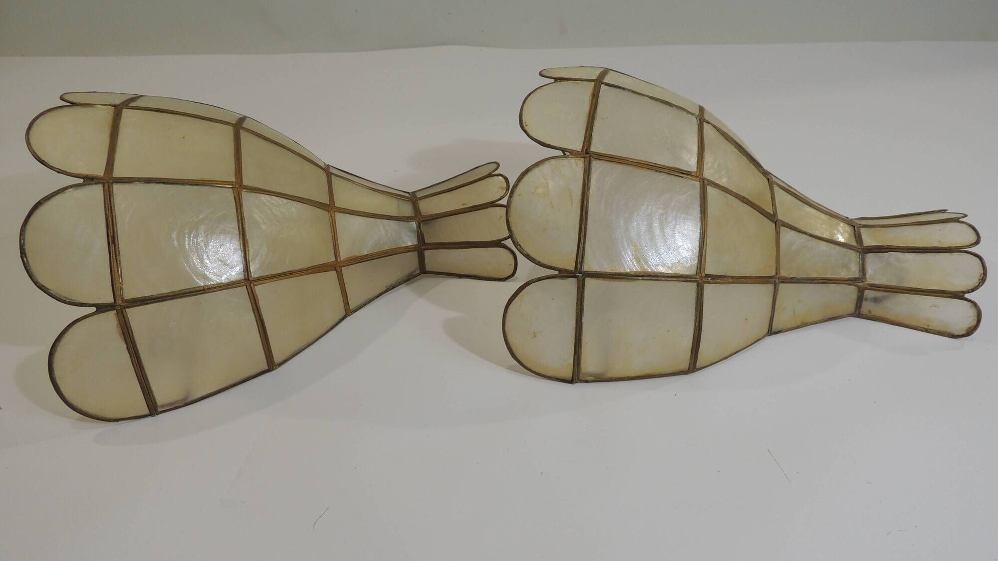 Pair of vintage mother-of-pearl and brass wall sconces – Floral shape