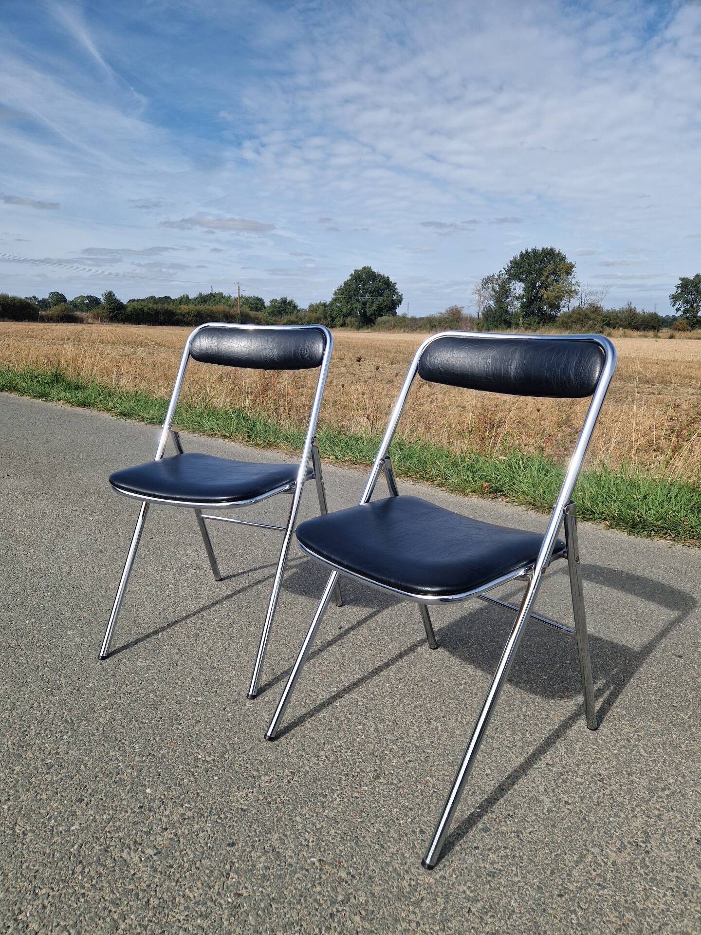 Set of 2 vintage folding chairs by the brand Souvignet.