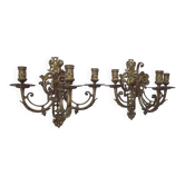Paire de grands appliques murales victoriennes en bronze avec détails de griffon et de fleurs.
