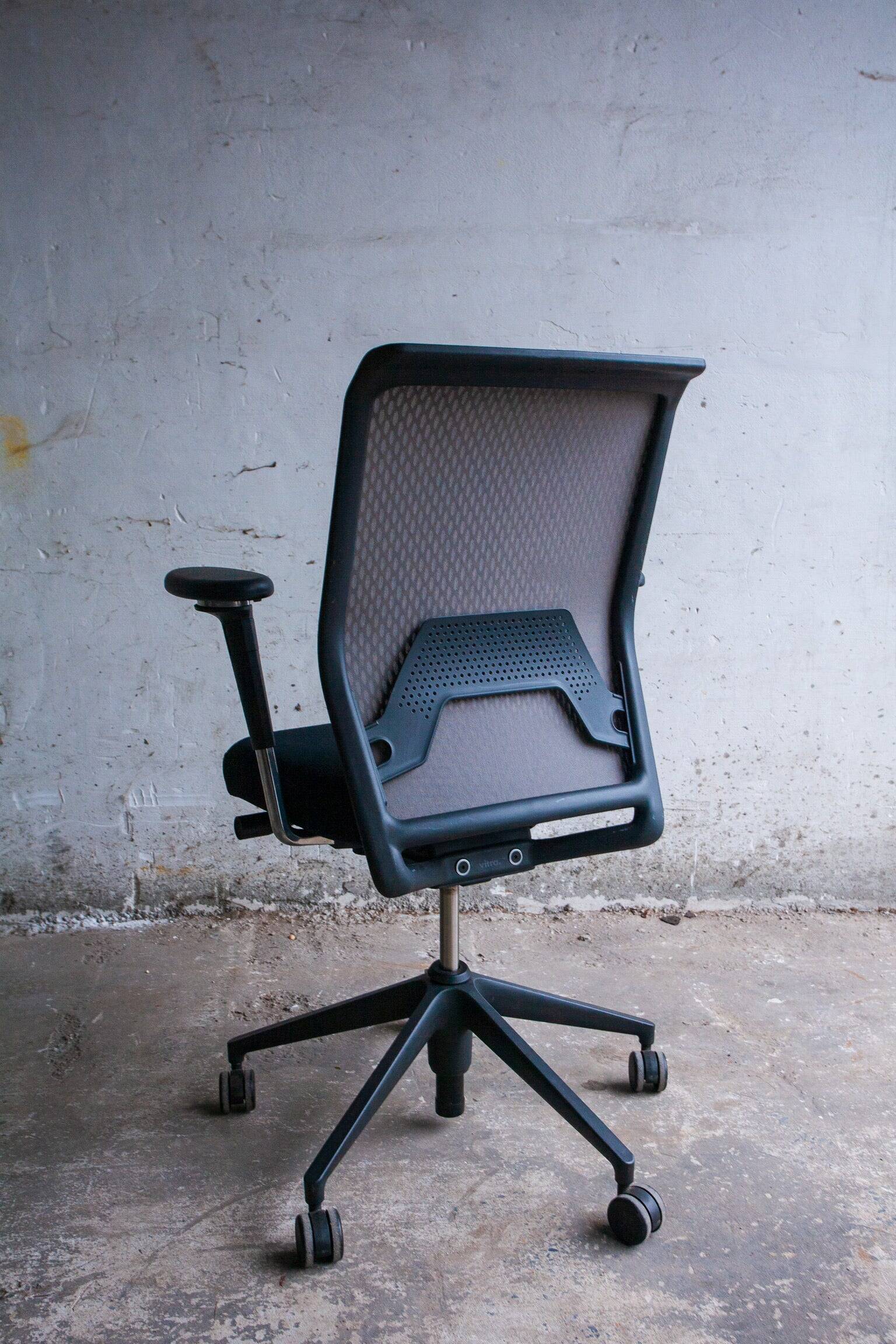 Vitra ID Trim office chair by Antonio Citterio — black mesh backrest and blue fabric seat, aluminium frame.