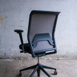 Vitra ID Trim office chair by Antonio Citterio — black mesh backrest and blue fabric seat, aluminium frame.