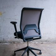 Vitra ID Trim office chair by Antonio Citterio — black mesh backrest and blue fabric seat, aluminium frame.