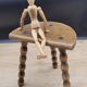 Tabouret tripode pieds boules patine