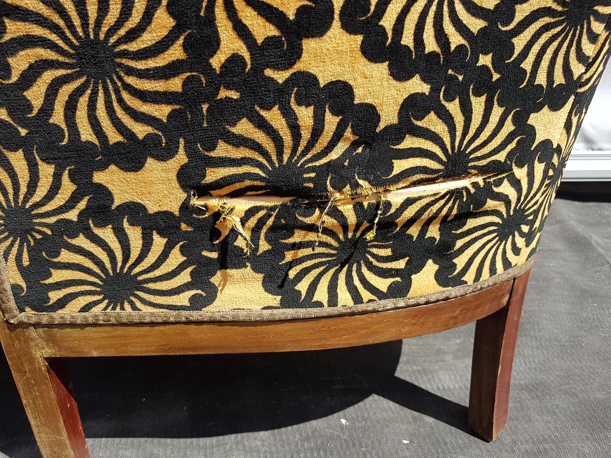 Fauteuil tonneau art déco  velours marguerite esprit boudoir dandy