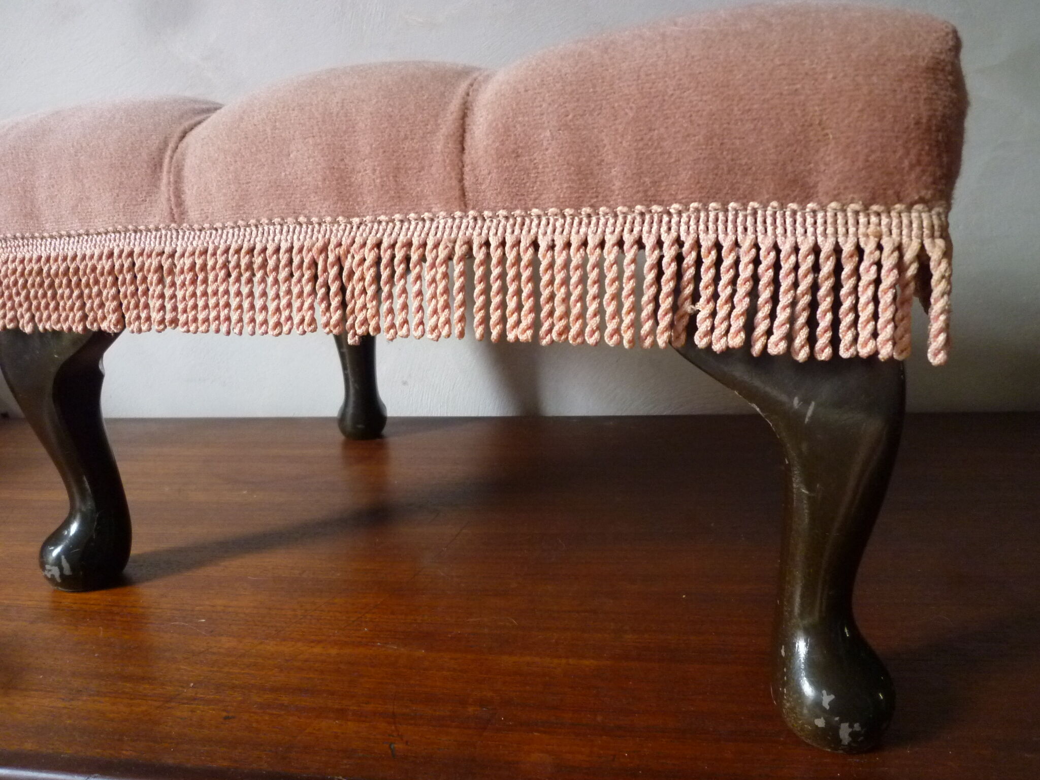 Rests English feet in velvet