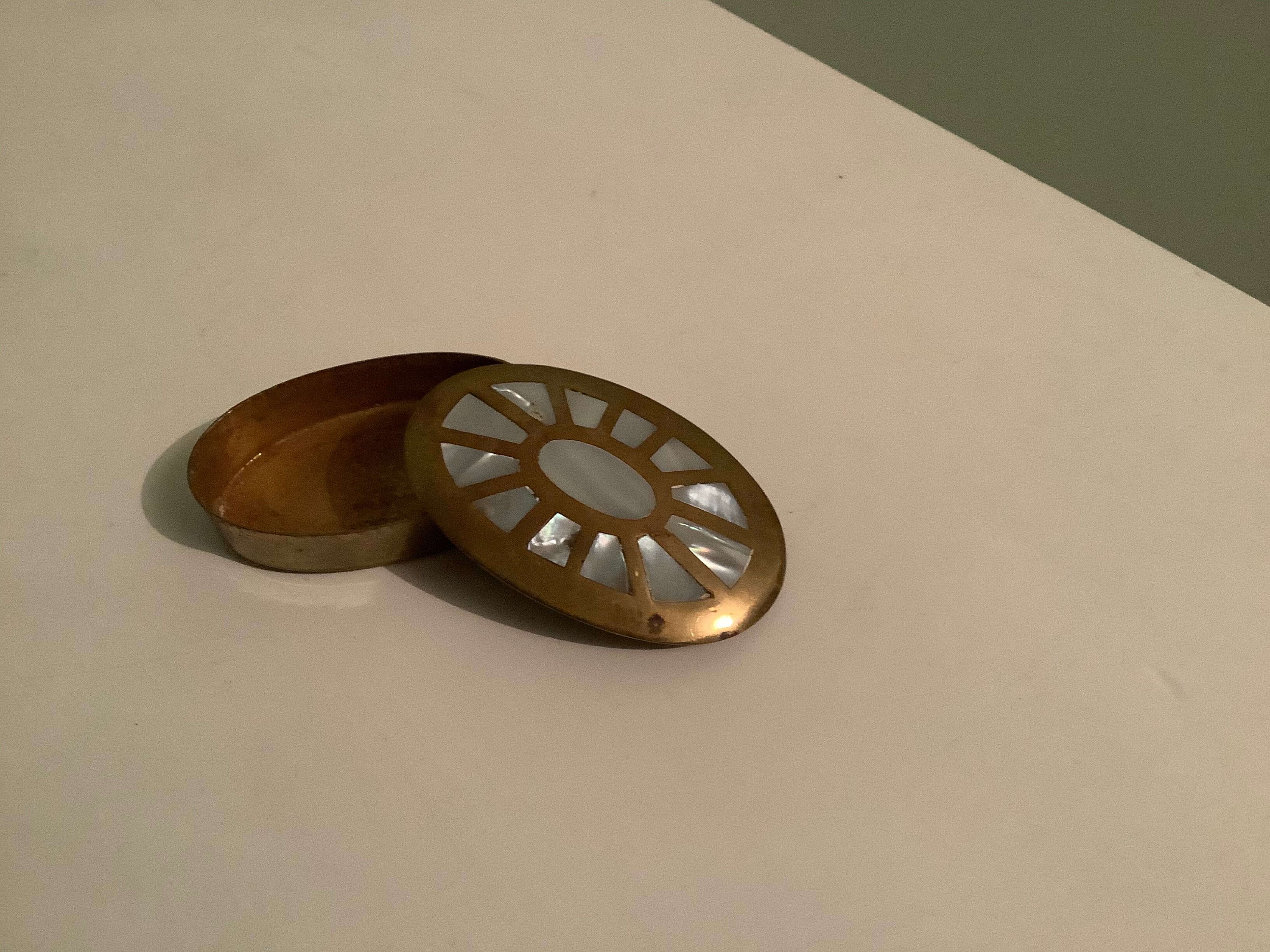 Box made of mother-of-pearl and brass