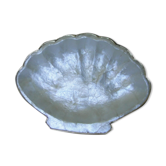 Empty pocket or soap holder in white mother-of-pearl shape scallop shell