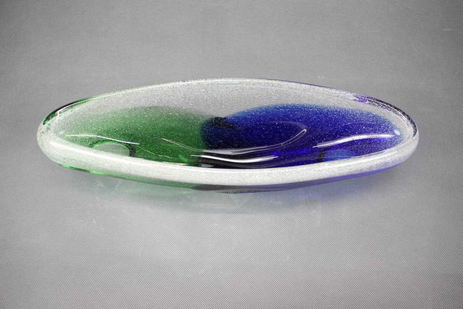 Bol en verre d'art Czechoslovakien Novy Bor bleu et vert, années 1960