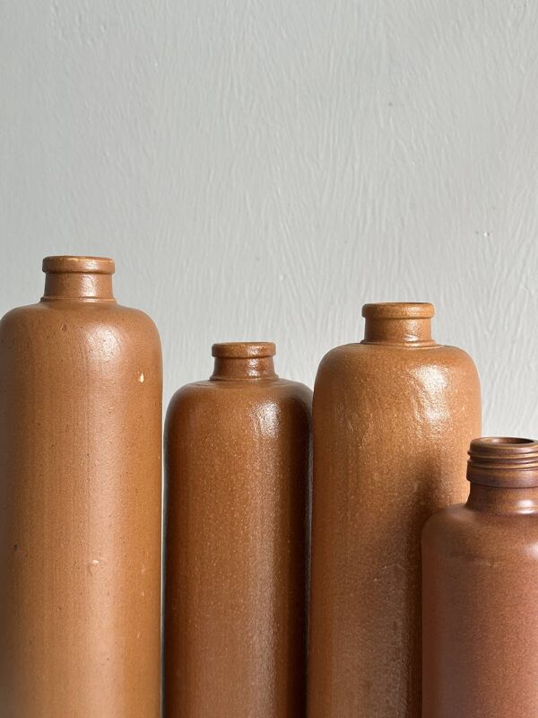 Ensemble de bouteilles anciennes en grès