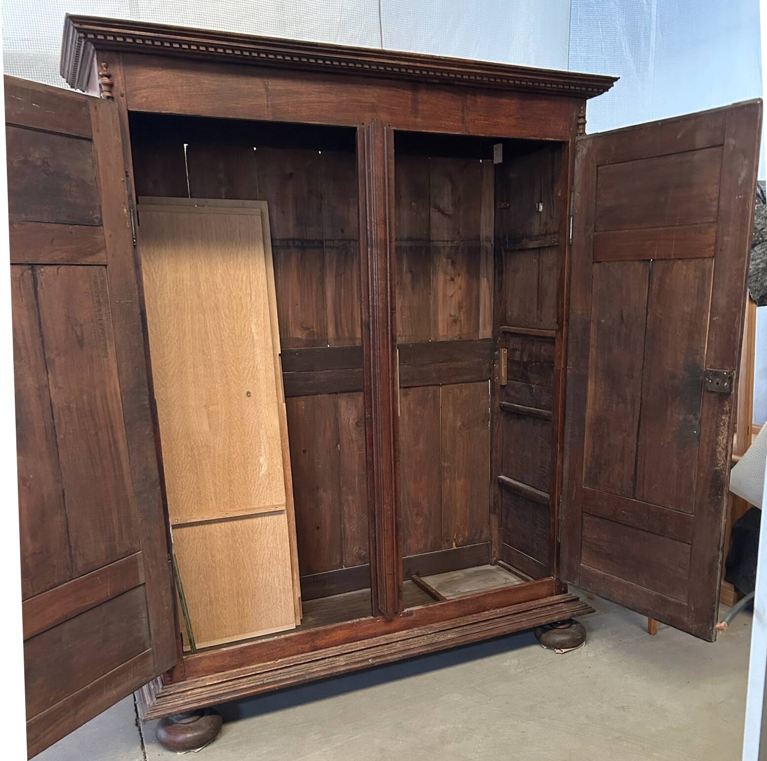 Armoire en noyer massif