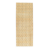 Tapis couloir turc vintage des années 50 en jaune, noué à la main.