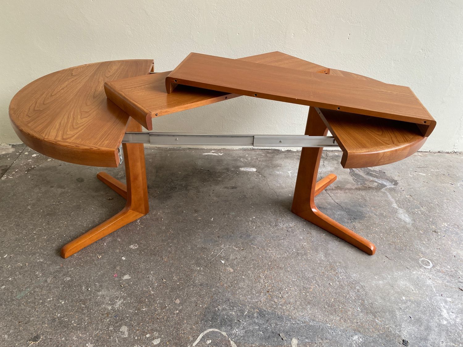 Baumann dining table