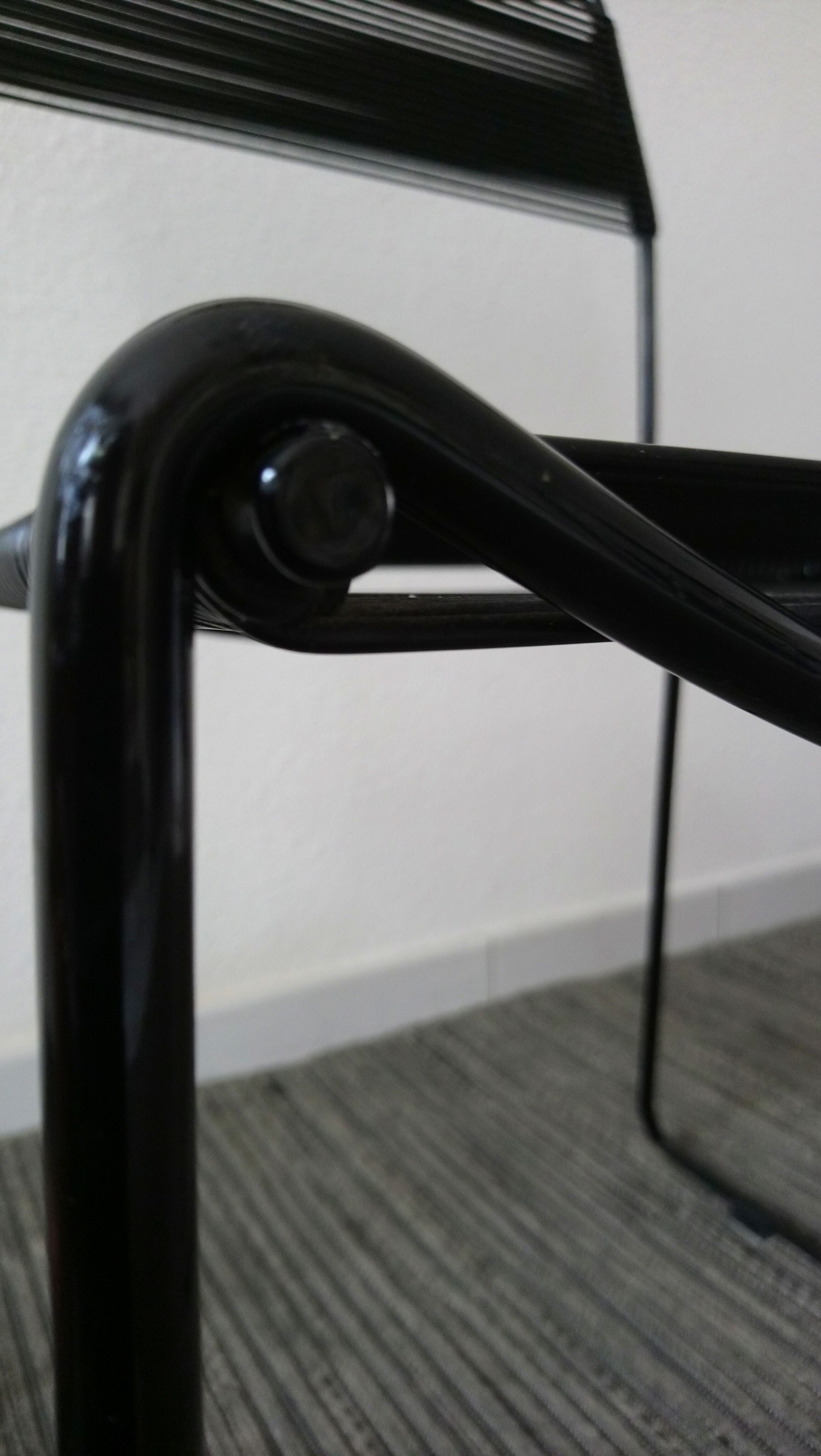 Paire de chaises spaghetti scoubidou noires années 70