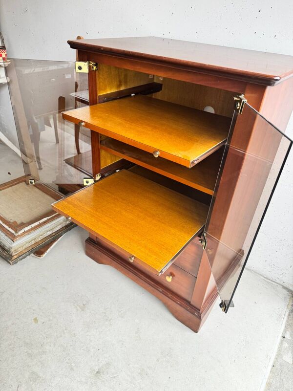 Petit meuble vitrine en merisier, portes en verre fumé – années 80